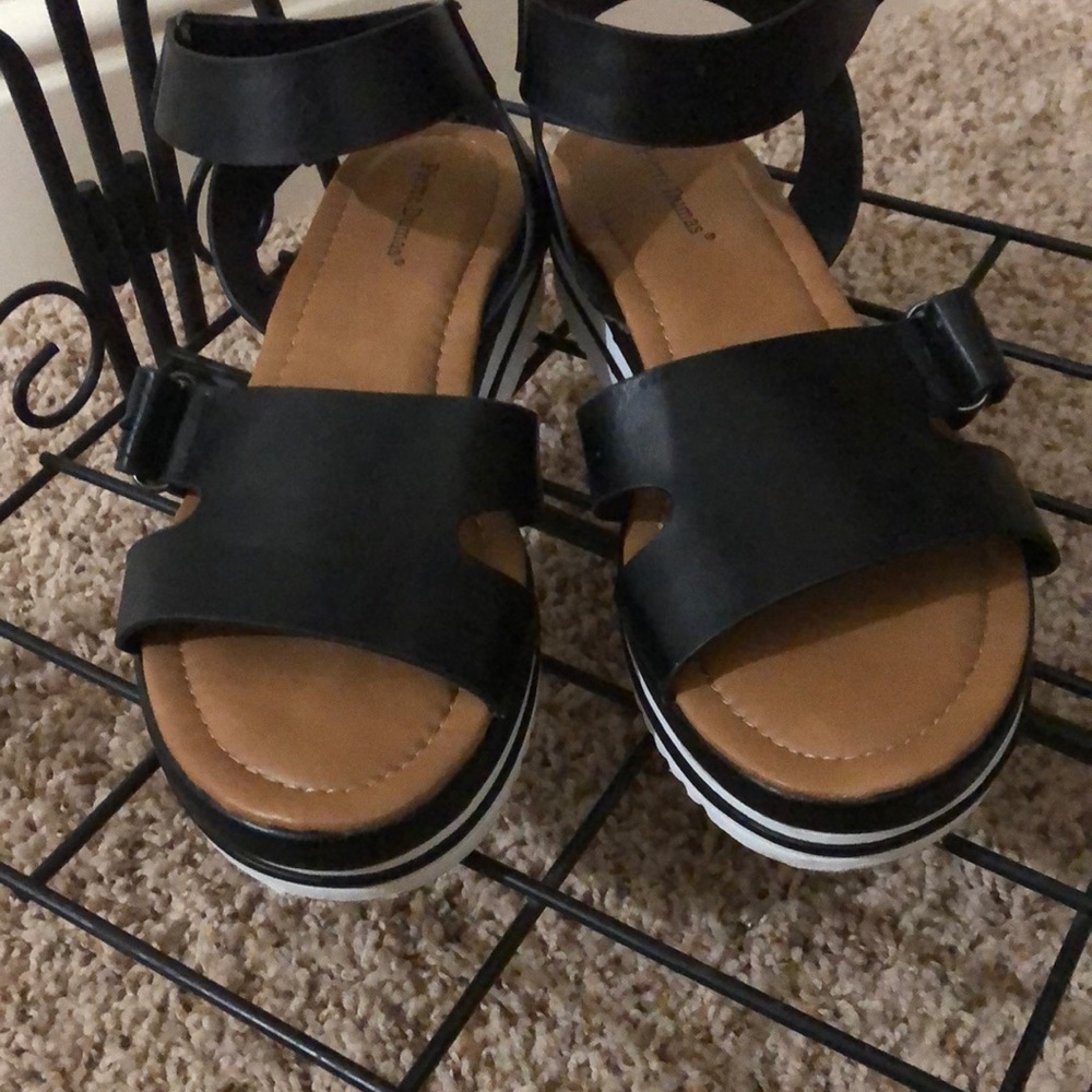 8.5 excellent condition Blk/white sandals